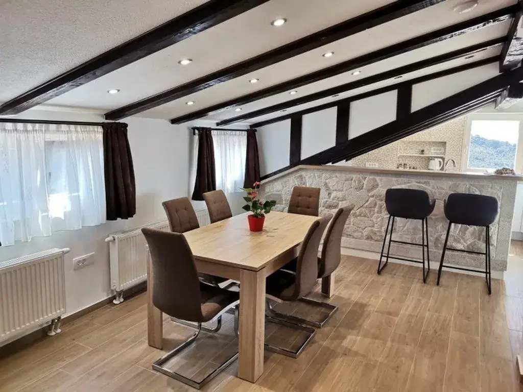 Dining area and kitchen bar under the wooden beams